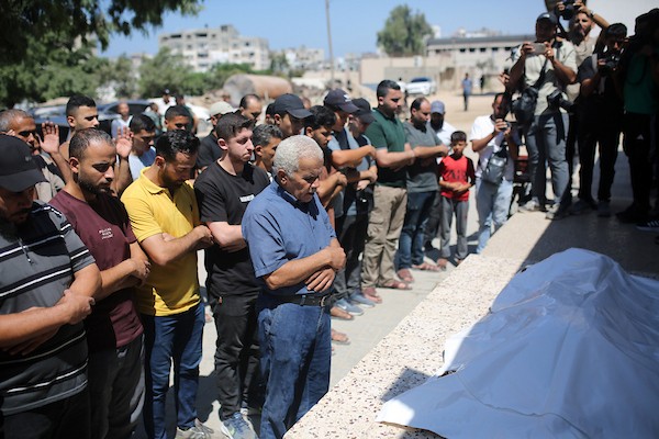 ودّع فلسطينيون جثماني شخصين في مستشفى الشفاء بمدينة غزة، قطاع غزة، في 13 سبتمبر/أيلول 2026.صورة: محمد صالحة