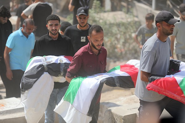 فلسطينيون يشيّعون في حي الزيتون بمدينة غزة، 6 سبتمبر/أيلول 2026، رفات وجثامين نحو 100 من ذويهم، بينهم عشرات الأطفال، بعدما انتشلتها طواقم الدفاع المدني خلال الأيام الماضية
