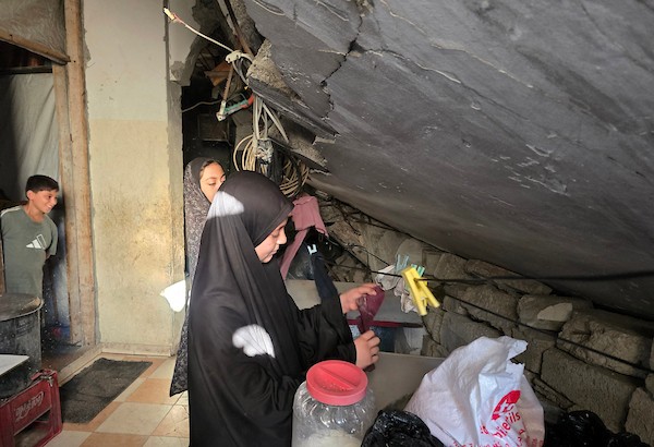 عائلات فلسطينية تعيش بين أنقاض مبانٍ متضررة ومهددة بالانهيار في خان يونس، جنوب قطاع غزة، في 17 سبتمبر/أيلول 2026. (تصوير: طارق محمد)