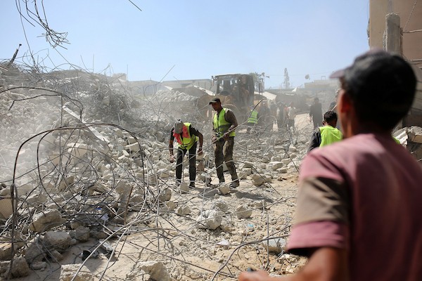 فرق الدفاع المدني الفلسطيني تواصل، لليوم الثاني، البحث بين أنقاض مبنى سكني منهار في منطقة الصناعة غرب مدينة غزة، في 17 سبتمبر/أيلول 2026. (تصوير: محمد صالحة)