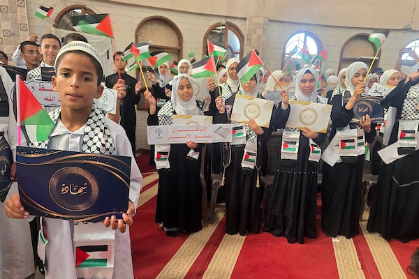 طلاب فلسطينيون من حفظة القرآن الكريم خلال حفل تخرج في خان يونس، جنوب قطاع غزة، في 14 سبتمبر/أيلول. تصوير: طارق محمد.