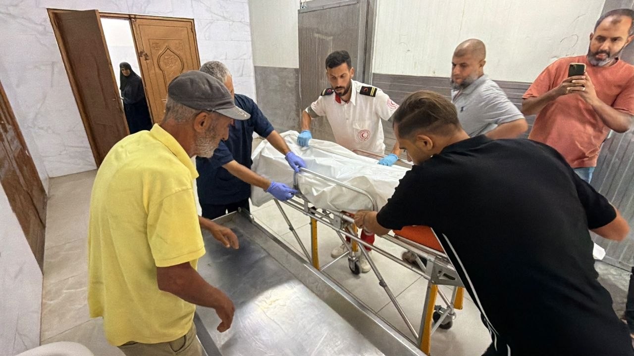 وصول مجمع ناصر الطبي الشهيد عبيدة اسامة الشيخ عيد جراء اطلاق قوات الاحتلال النار صوب خيام النازحين في منطقة بئر 19 جنوب غرب خانيونس 2.jpg