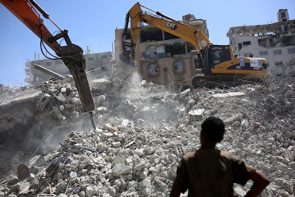 فرق الدفاع المدني الفلسطيني تواصل، لليوم الثاني، البحث بين أنقاض مبنى سكني منهار في منطقة الصناعة غرب مدينة غزة، في 17 سبتمبر/أيلول 2026. (تصوير: محمد صالحة)