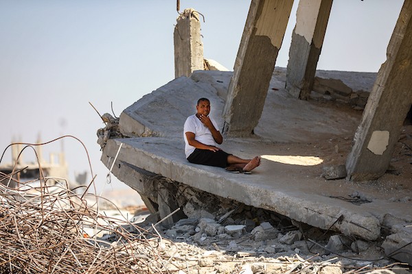 فلسطينيون نازحون يمارسون أنشطتهم اليومية داخل خيام نُصبت قرب منازلهم المدمرة في حي الزيتون، جنوب مدينة غزة، في 28 سبتمبر/أيلول 2026. (صورة: بلال أسامة)