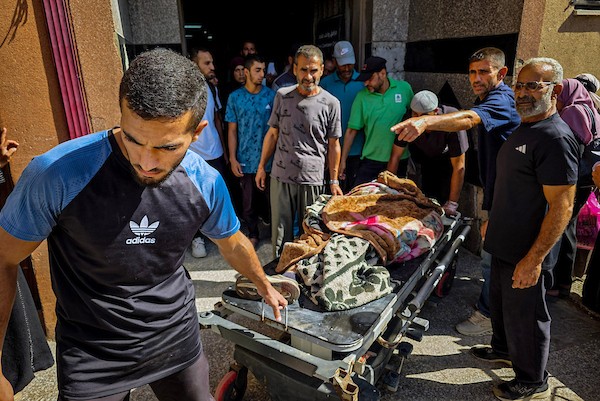 فلسطينيون يودّعون جثمان الطفل محمد سيف الدين الشخريتي، 8سنوات، داخل مجمع ناصر الطبي في خانيونس، في 27 سبتمبر/أيلول 2026. صورة: طارق محمد