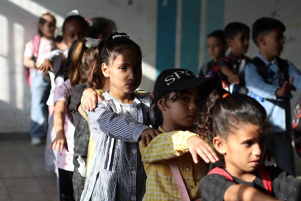 طلبة فلسطينيون يبدأون عامهم الدراسي الجديد في مدرسة تابعة لوكالة