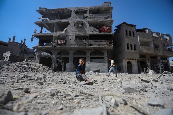 يتفقد فلسطينيون الأضرار التي لحقت بمنزل عائلة كريم في حي التفاح، شرق مدينة غزة، عقب غارة إسرائيلية استهدفته في 22 سبتمبر/أيلول 2026.(صورة: بلال أسامة)