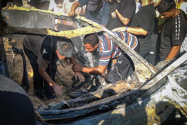 فلسطينيون يتجمعون في موقع غارة جوية إسرائيلية استهدفت مركبة مدنية في حي الشيخ رضوان بمدينة غزة، في 19 أيلول/ سبتمبر 2026. وأدى الاستهداف إلى سقوط شهيد وإصابة خرين. (تصوير: بلال أسامة)