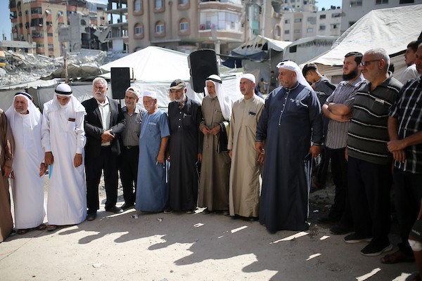 فلسطينيون يشاركون في احتجاج نظمته عائلات وعشائر فلسطينية عند موقع مبنى منهار في مدينة غزة، في 17 سبتمبر/أيلول 2026، تحت شعار «صرخة قبلية في وجه مجلس السلام». (تصوير: محمد صالحة)