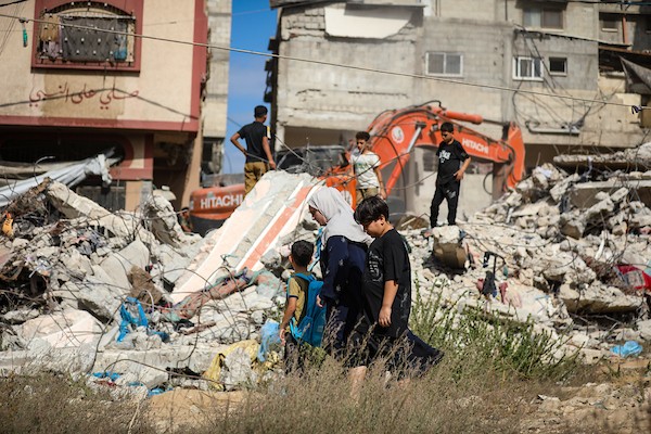 طواقم الدفاع المدني تنتشل رفات فلسطينيين من تحت أنقاض منزل عائلة عطا الله في منطقة اليرموك بمدينة غزة، في 26 سبتمبر/أيلول 2026. تصوير: بلال أسامة.