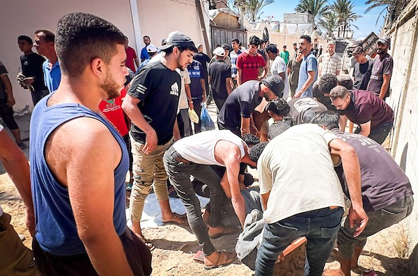 تصاعد الدخان واللهب من مركبة بعد إصابتها بصاروخ إسرائيلي في دير البلح، وسط قطاع غزة، في 24 سبتمبر/أيلول 2026. (صورة: معز صالحي )