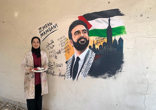 الفنانة الفلسطينية أسيل نسمان ترسم عملًا فنيًا على أنقاض منازل مدمرة في قطاع غزة، في 24 سبتمبر/أيلول 2026. (صورة: محمد صالحة)