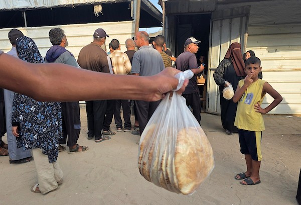 اصطف فلسطينيون أمام نقطة توزيع خبز في خان يونس، جنوب قطاع غزة، في 8 سبتمبر/أيلول 2026.صورة: طارق محمد