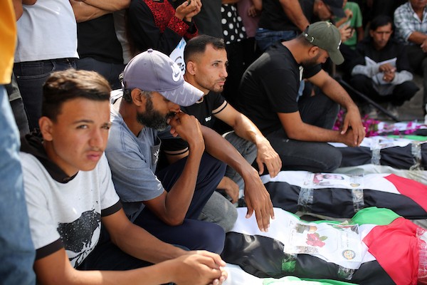 فلسطينيون يشيّعون في حي الزيتون بمدينة غزة، 6 سبتمبر/أيلول 2026، رفات وجثامين نحو 100 من ذويهم، بينهم عشرات الأطفال، بعدما انتشلتها طواقم الدفاع المدني خلال الأيام الماضية