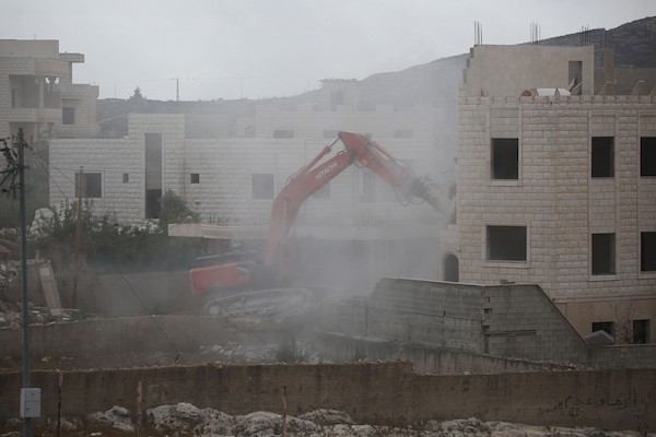 جرافات إسرائيلية تهدم مباني فلسطينية في ضاحية نابلس الجديدة شمال الضفة الغربية، في 31 آب/أغسطس 2026. (تصوير: محمد ناصر)