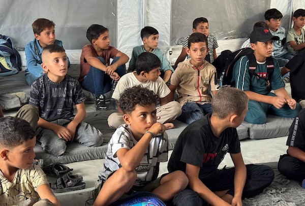 طلبة فلسطينيون يبدأون عامهم الدراسي الجديد داخل خيام تعليمية غرب مدينة غزة، في 19 أيلول/ سبتمبر 2026. (تصوير: ميكائيل بهار)