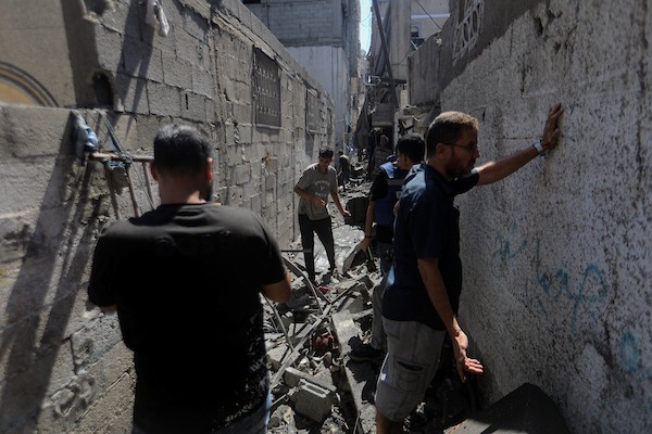 تفقد فلسطينيون مبنىً دمره قصف جوي إسرائيلي في مخيم الشاطئ، غرب مدينة غزة، في 9 سبتمبر/أيلول 2026. وقد دمر القصف المبنى وسط استمرار الهجمات الإسرائيلية على قطاع غزة. صورة: بلال أسامة