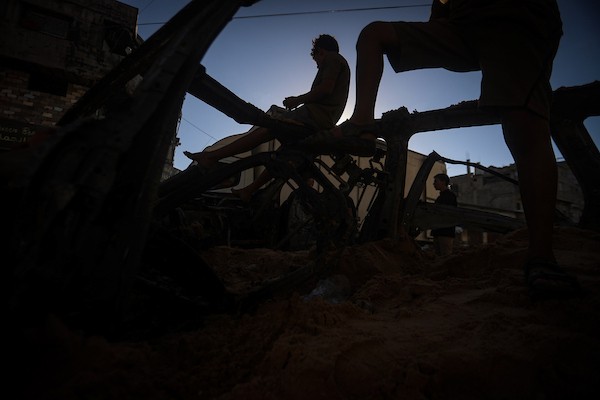 فلسطينيون يتجمعون في موقع غارة جوية إسرائيلية استهدفت مركبة مدنية في حي الشيخ رضوان بمدينة غزة، في 19 أيلول/ سبتمبر 2026. وأدى الاستهداف إلى سقوط شهيد وإصابة خرين. (تصوير: بلال أسامة)