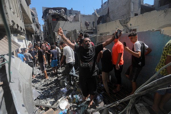 تفقد فلسطينيون مبنىً دمره قصف جوي إسرائيلي في مخيم الشاطئ، غرب مدينة غزة، في 9 سبتمبر/أيلول 2026. وقد دمر القصف المبنى وسط استمرار الهجمات الإسرائيلية على قطاع غزة. صورة: بلال أسامة