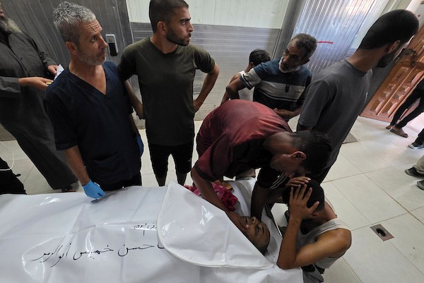 نقل مسعفون جثمان إلى مجمع ناصر الطبي في خان يونس، جنوب قطاع غزة، في 14 سبتمبر/أيلول 2026، عقب غارة إسرائيلية استهدفت خيمة في منطقة المواصي. (صورة: طارق محمد)