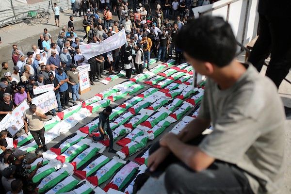 فلسطينيون يشيّعون في حي الزيتون بمدينة غزة، 6 سبتمبر/أيلول 2026، رفات وجثامين نحو 100 من ذويهم، بينهم عشرات الأطفال، بعدما انتشلتها طواقم الدفاع المدني خلال الأيام الماضية