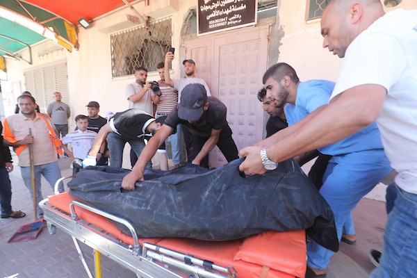 مسعفون فلسطينيون ينقلون جثمان مواطن إلى مستشفى شهداء الأقصى بعد استشهاده في غارة جوية إسرائيلية استهدفت مركبة في دير البلح، وسط قطاع غزة، في 24 سبتمبر/أيلول 2026. صورة: معز صالحي