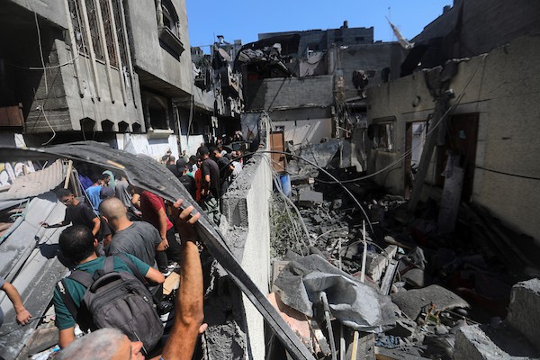 تفقد فلسطينيون مبنىً دمره قصف جوي إسرائيلي في مخيم الشاطئ، غرب مدينة غزة، في 9 سبتمبر/أيلول 2026. وقد دمر القصف المبنى وسط استمرار الهجمات الإسرائيلية على قطاع غزة. صورة: بلال أسامة