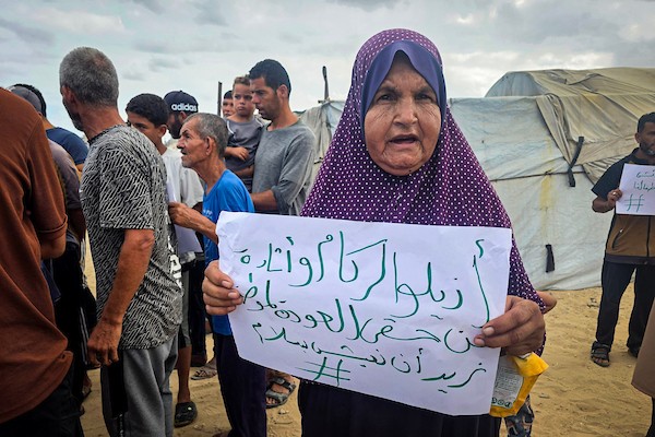 في 26 سبتمبر/أيلول 2026، قرع فلسطينيون نازحون أواني الطبخ خلال احتجاج في مقبرة بخان يونس، جنوب قطاع غزة.(صورة: طارق)