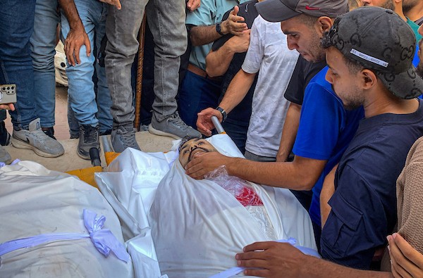 ودّع المشيّعون جثماني فلسطينيين اثنين في مستشفى الشفاء بمدينة غزة في 23 سبتمبر/أيلول 2026، بعد استشهادهما في هجوم إسرائيلي بمنطقة النفق. صورة: محمد صالحة