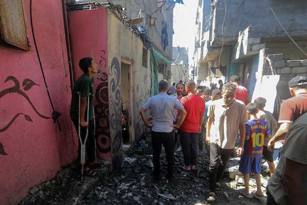 تفقد فلسطينيون مبنىً دمره قصف جوي إسرائيلي في مخيم الشاطئ، غرب مدينة غزة، في 9 سبتمبر/أيلول 2026. وقد دمر القصف المبنى وسط استمرار الهجمات الإسرائيلية على قطاع غزة. صورة: بلال أسامة