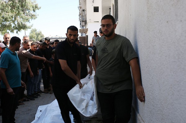 نُقلت جثث فلسطينيين، بينهم أطفال، لقوا حتفهم إثر انهيار مبنى سكني إلى مشرحة مستشفى الشفاء في مدينة غزة في 16 سبتمبر/أيلول 2026. (صورة: محمد صالحة)