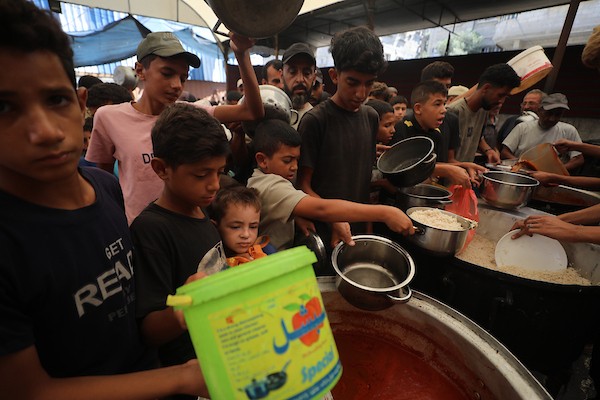 فلسطينيون نازحون، بينهم أطفال، يتجمعون للحصول على وجبات ساخنة في مخيم النصيرات وسط قطاع غزة، في 19 أيلول/ سبتمبر 2026. (تصوير: حسن الجدي)