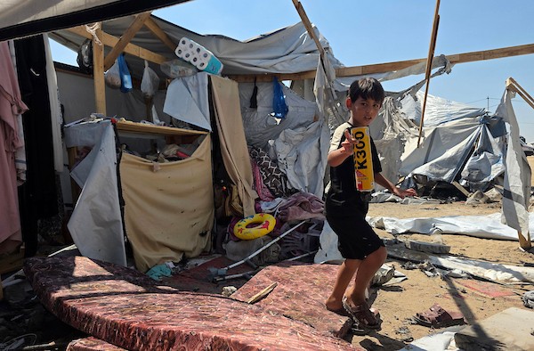 يتفقد فلسطينيون موقع غارة إسرائيلية استهدفت خيمة تؤوي نازحين في منطقة المواصي بمحافظة خان يونس، جنوب قطاع غزة، في 14 سبتمبر/أيلول 2026. (صورة: طارق محمد)