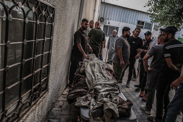 مسعفون ينقلون جثمان الشهيد حذيفة محمود عوض إلى مستشفى الشفاء في مدينة غزة، في 18 سبتمبر/أيلول 2026، عقب استشهاده في غارة جوية إسرائيلية استهدفت حي الشيخ رضوان شمالي المدينة. تصوير: محمد صالحة