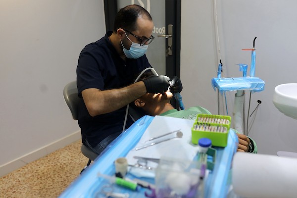 طبيب أسنان فلسطيني يواصل عمله داخل عيادته في مدينة غزة، 14 سبتمبر/أيلول 2026. تصوير: محمد صالحة.