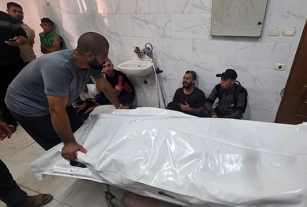 تشييع جثمان الشهيد محمد ناصر سليمان البيوك داخل مجمع ناصر الطبي في خان يونس، جنوب قطاع غزة، في 17 سبتمبر/أيلول 2026. (تصوير: طارق محمد)