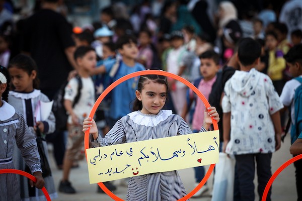 طلبة فلسطينيون يتوجهون إلى مدارسهم مع انطلاق العام الدراسي الجديد في مخيم البريج وسط قطاع غزة، في 19 أيلول/ سبتمبر 2026. (تصوير: معز صالحي)