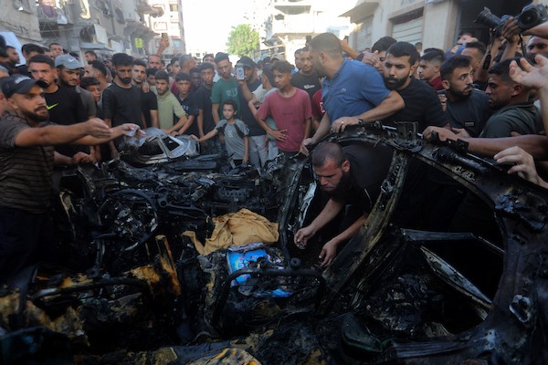 يتفقد فلسطينيون موقع غارة جوية إسرائيلية استهدفت مركبة في مدينة غزة، قطاع غزة، في 6 سبتمبر/أيلول 2026. وبحسب مصادر طبية، أسفرت الغارة عن استشهاد فلسطيني وطفلته وإصابة آخرين. (صورة: بلال أسامة)