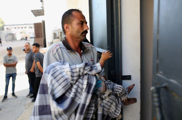 نُقلت جثث فلسطينيين، بينهم أطفال، لقوا حتفهم إثر انهيار مبنى سكني إلى مشرحة مستشفى الشفاء في مدينة غزة في 16 سبتمبر/أيلول 2026. (صورة: محمد صالحة)