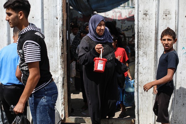 فلسطينيون نازحون، ينتظرون الحصول على وجبات ساخنة في مخيم النصيرات للاجئين وسط قطاع غزة، في 28 سبتمبر/أيلول 2026. (صورة: حسن الجدي)