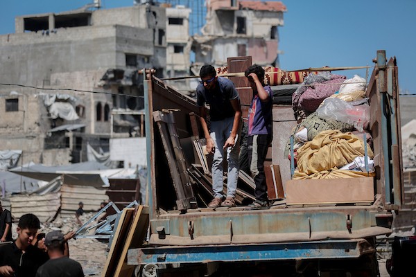 يتفقد فلسطينيون الأضرار التي لحقت بمنزل عائلة كريم في حي التفاح، شرق مدينة غزة، عقب غارة إسرائيلية استهدفته في 22 سبتمبر/أيلول 2026.(صورة: بلال أسامة)