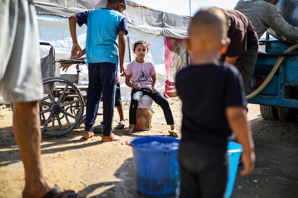 فلسطينيون نازحون يمارسون أنشطتهم اليومية داخل خيام نُصبت قرب منازلهم المدمرة في حي الزيتون، جنوب مدينة غزة، في 28 سبتمبر/أيلول 2026. (صورة: بلال أسامة)