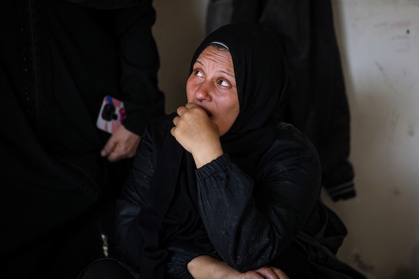 طواقم الدفاع المدني تنتشل رفات فلسطينيين من تحت أنقاض منزل عائلة عطا الله في منطقة اليرموك بمدينة غزة، في 26 سبتمبر/أيلول 2026. تصوير: بلال أسامة.