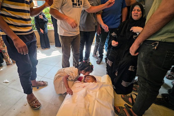 ودّع الفلسطينيون جثمان الشاب طارق كامل المصري، البالغ من العمر 17 عامًا، في خان يونس، جنوب قطاع غزة، في 28 سبتمبر/أيلول 2026. (صورة: طارق محمد)