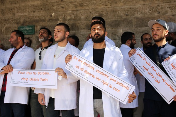 يشارك أطباء فلسطينيون في احتجاج دعت إليه لجنة طب الأسنان في قطاع غزة أمام مقر الصليب الأحمر بمدينة غزة في 15 سبتمبر/أيلول 2026.صورة: محمد صالحة