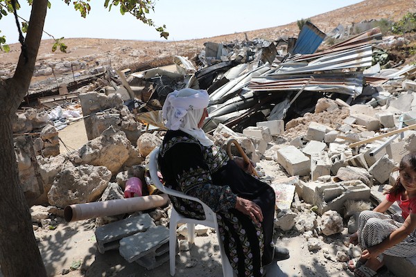 يتفقد فلسطينيون الأضرار الناجمة عن هدم منازل في قرية جنبا بمحافظة مسافر يطا، جنوب الخليل، في 23 سبتمبر/أيلول 2026. (صورة: مأمون وزواز)
