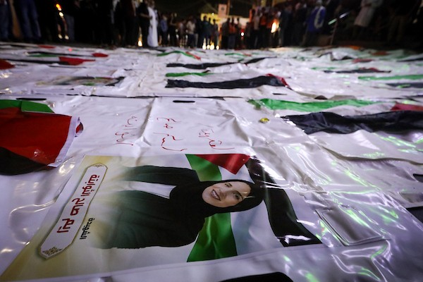 فلسطينيون يشعلون الشموع أمام مستشفى العودة في مخيم النصيرات وسط قطاع غزة، في 28 سبتمبر/أيلول 2026، خلال وداع رفات شهداء. (صورة: معز صالحي)