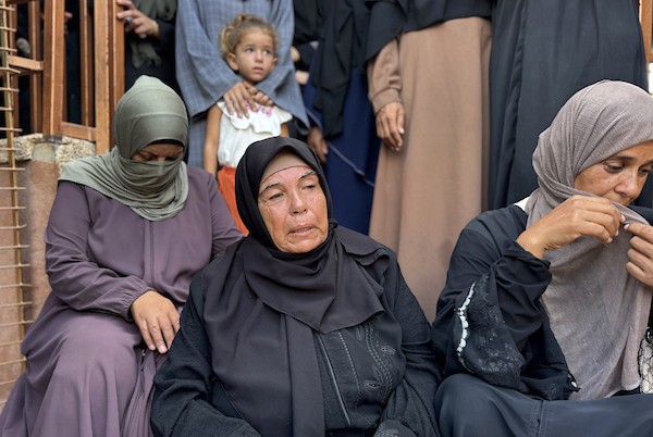 جنازة محمد القاضي، الذي توفي متأثراً بجراحه التي أصيب بها في غارة إسرائيلية استهدفت خيمة تأوي نازحين فلسطينيين في منطقة أضواء بخان يونس، جنوب قطاع غزة، في 3 سبتمبر/أيلول 2026. (صورة: طارق محمد)
