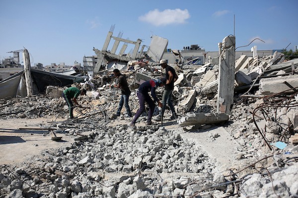عمال فلسطينيون يزيلون أنقاض منزل دُمر في غارة إسرائيلية خلال الحرب في حي الرمال بمدينة غزة، في 14 سبتمبر/أيلول 2026. تصوير: بلال أسامة.
