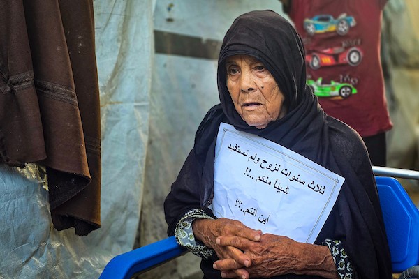 فلسطينيون يشاركون في مظاهرة على ساحل مواصي خان يونس، جنوب قطاع غزة، في 29 سبتمبر/أيلول 2026. (صورة: طارق محمد)